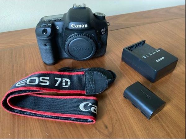 Canon 7D (incl. 18-55mm lens) (+ camera bag)