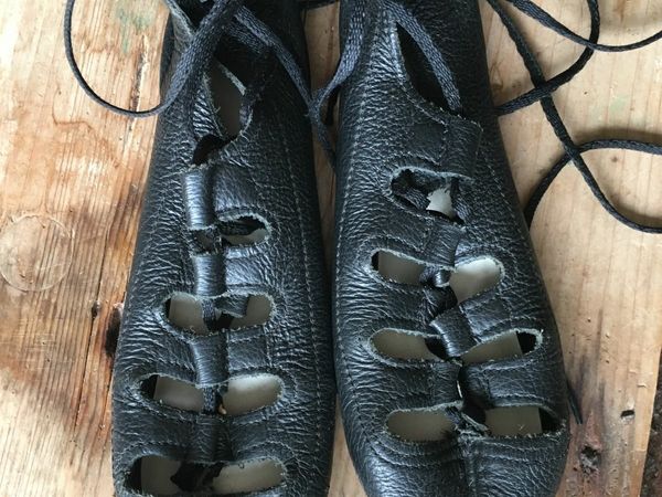 Irish dancing shoes size 4( white insoles)