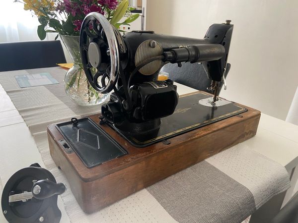 Beautiful Vintage Singer Sewing machine