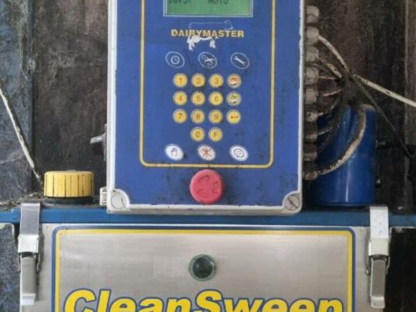 Dairymaster cleansweep automatic hydraulic scraper