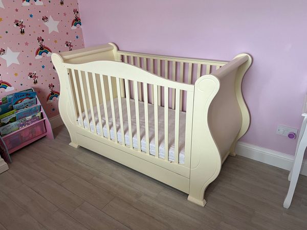 Mia hotsell sleigh cot