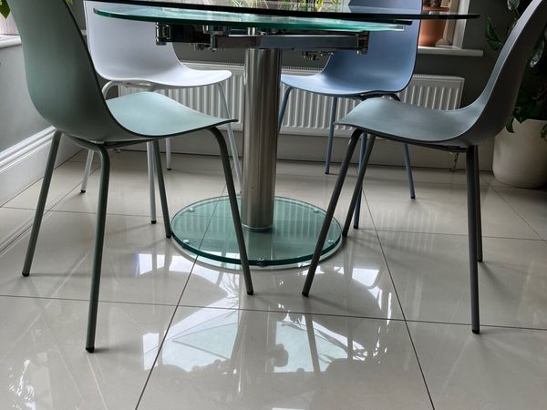 Glass extendable Dining table and chairs