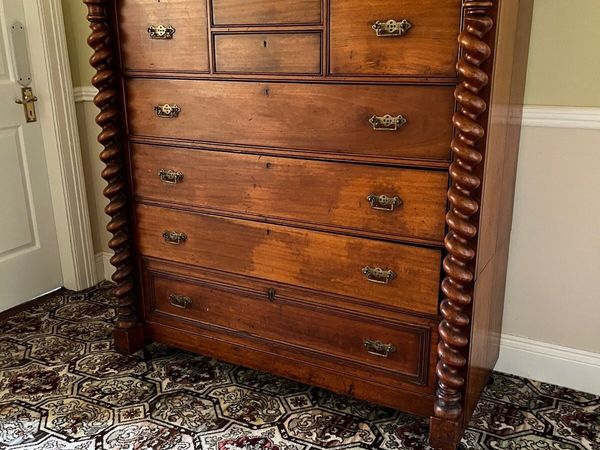 Very fine large chest of drawers