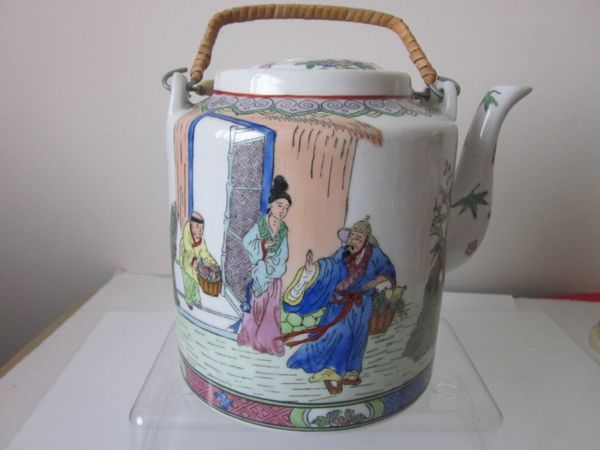 Chinese Porcelain Qianlong Kaishu mark  Tea Pot