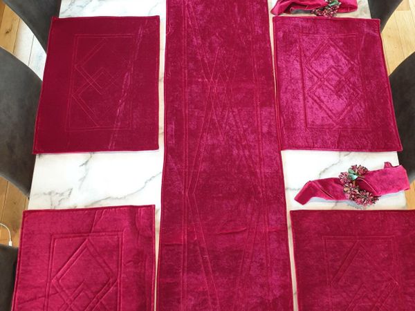 Table runner and mats