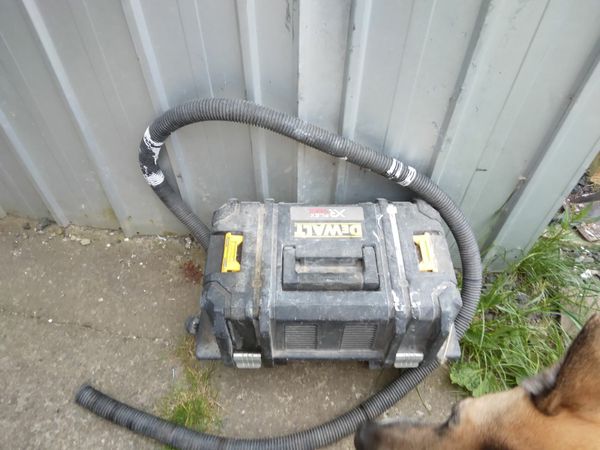 Chordless  dewalt vacuum