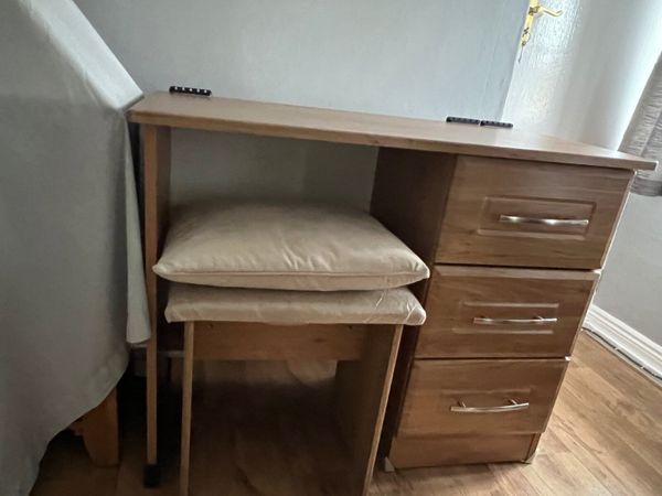 Brand new dressing table for sale with 3 drawers