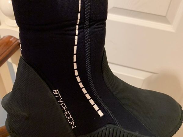 543  mens large  wetsuit and boots