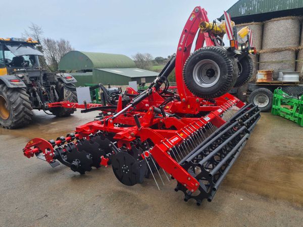 Akpil disc Harrows.  5 metre and 3 available ex st