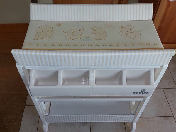 Baby change table with bath.