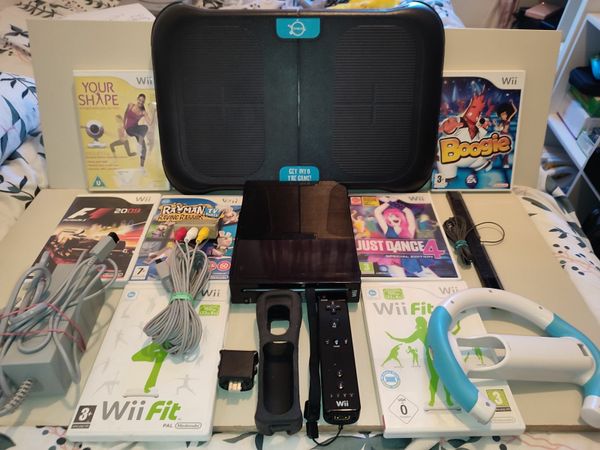 NINTENDO WII WITH BALANCE BOARD AND GAMES WORKING