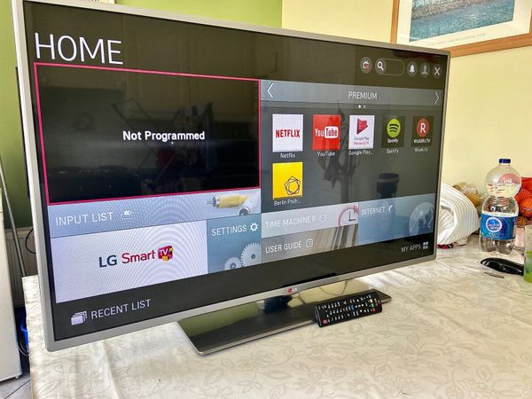 LG 42 inch Smart TV - Please read the add