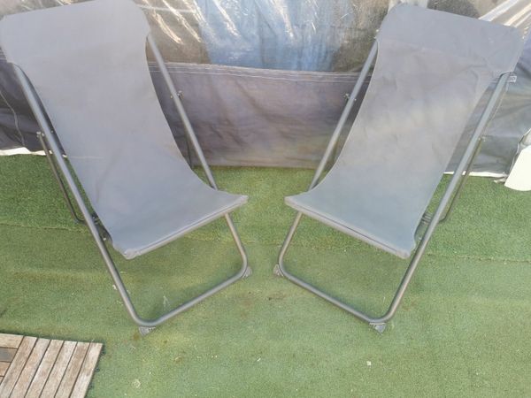 Foldable beach deck chairs pair
