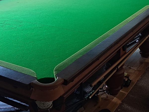 Professional snooker table