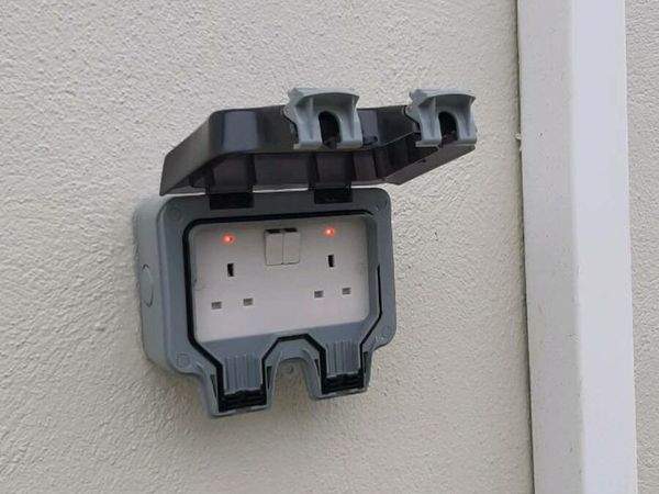 Outdoor lights and sockets