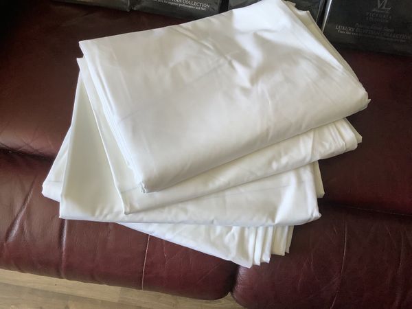 Single white duvet covers X4