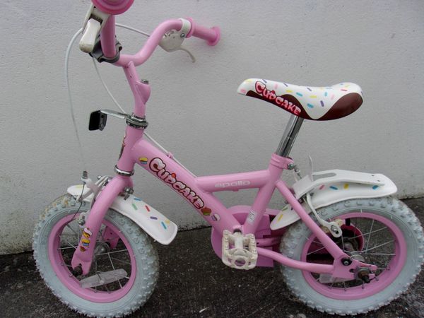 SMALL GIRLS BICYCLE LIKE NEW