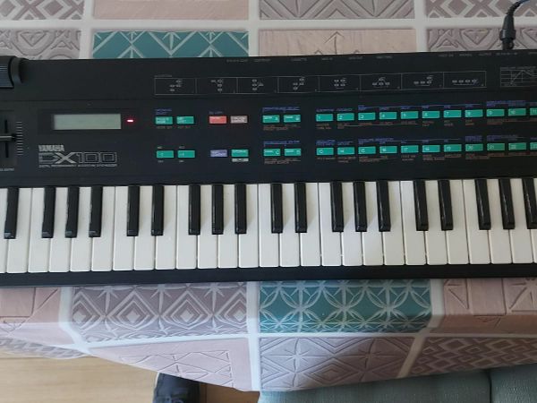 Yamaha DX 100 keyboard snythesizer