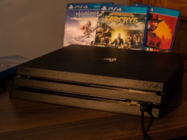 PS4 Pro / Playstation 4 Pro + 6 GAMES