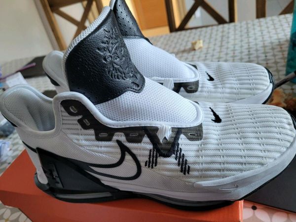Nike pair of runners size uk 10 brand new