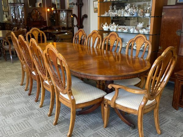 Beautiful regency dining table & 10 chairs