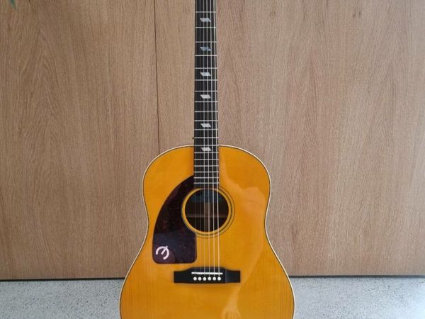 Left-handed Epiphone 'Texan' FT-79 acoustic guitar