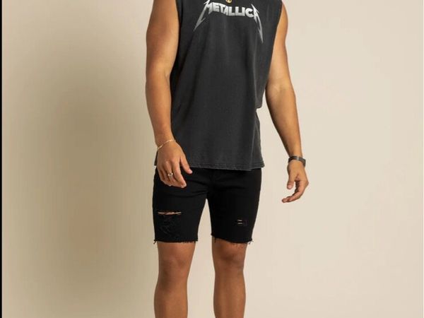 Metallica muscle tank top in black
