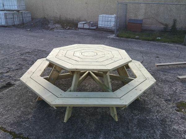 Octagonal picnic table