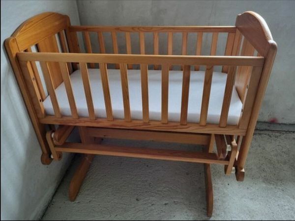 Baby swing cot bed / crib / rocker