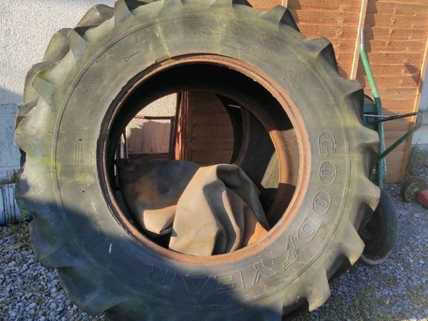 Tractor tyres 2 seconds hand used tyres 70%.