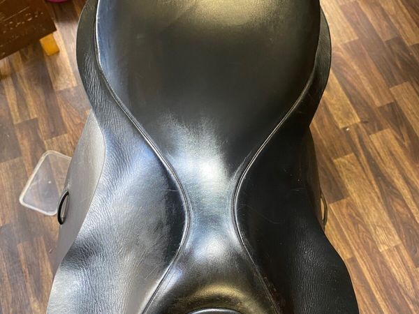 Barnsby Leather saddle is 17.5” wide