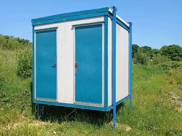 Double toilet cabin
