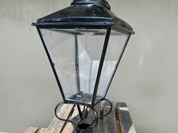 Pole-Mounted Lantern (40W LED)