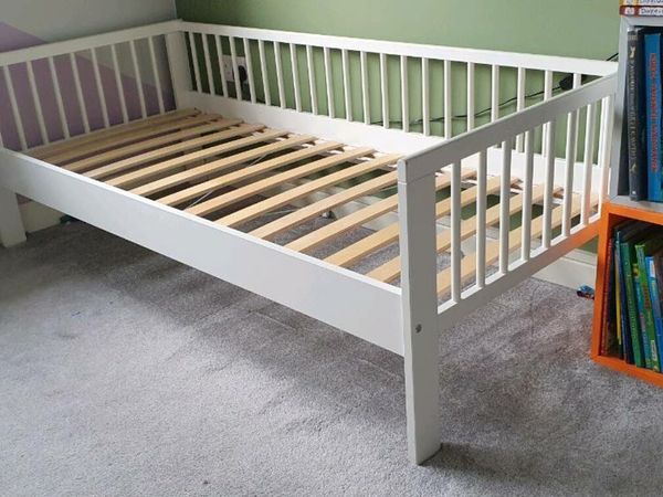 Toddler bed frame