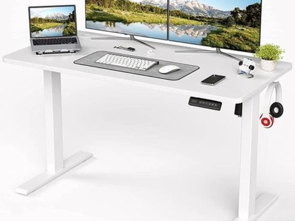 Adjustable standing desk for home working