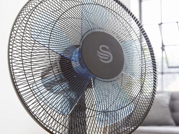 Swan 16inch Stand Fan With Remote €70