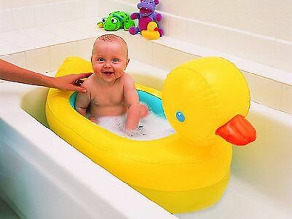 Munchkin inflatable duck bath tub