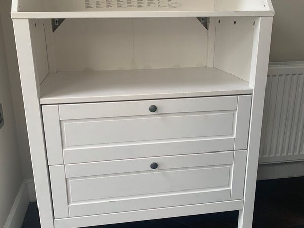 Changing table/chest of drawers