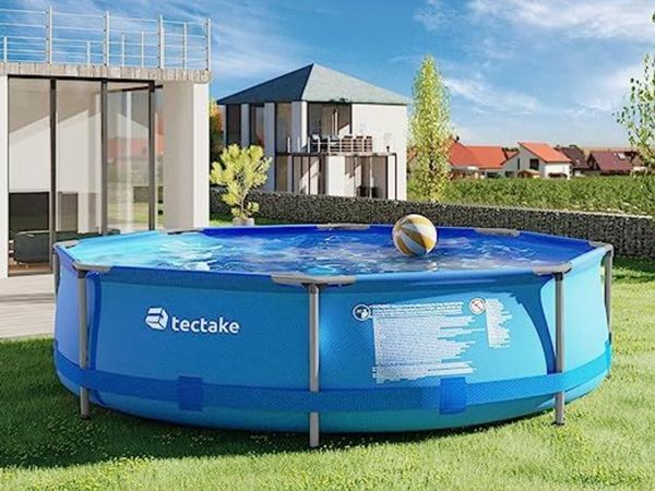 Swimming pool with pump