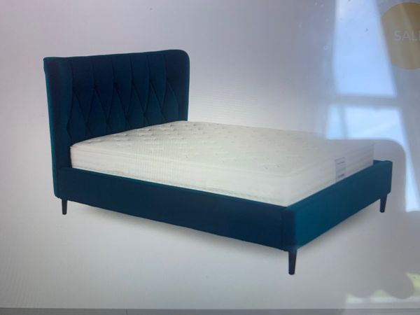 5 FT Navy Velvet Bed