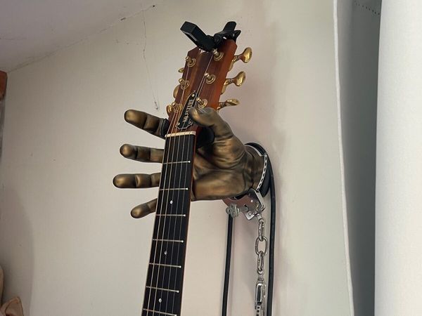 Guitar wall hanger