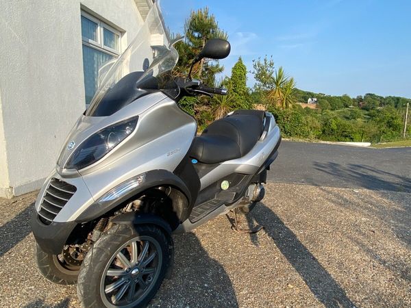 MP3 250ie scooter