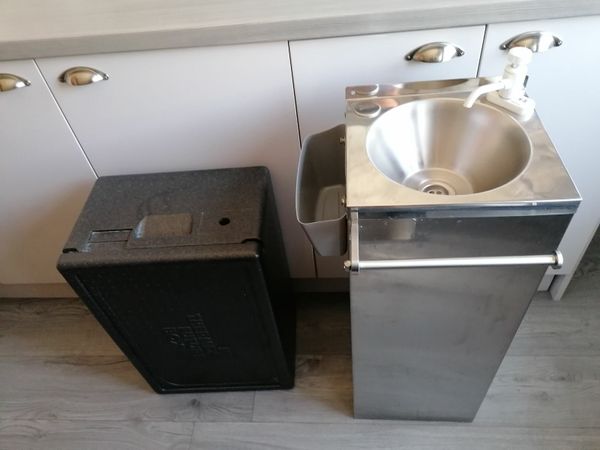 Portable no plumb sink and thermo box