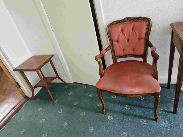 Single upholstered hall chair