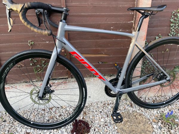 Giant contend AR road bike (As new)