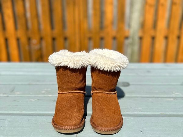 Girls boots Ugg style