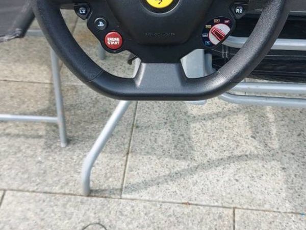 Steering wheel and pedals €20