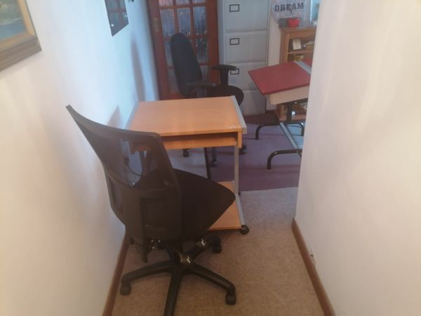 Delux office chair new and desk