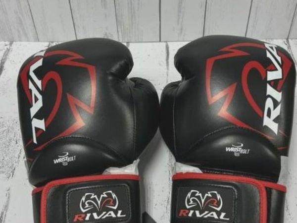 Rival RS4 2.0 boxing gloves