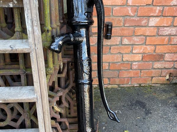 Heavy cast iron cow tail pump